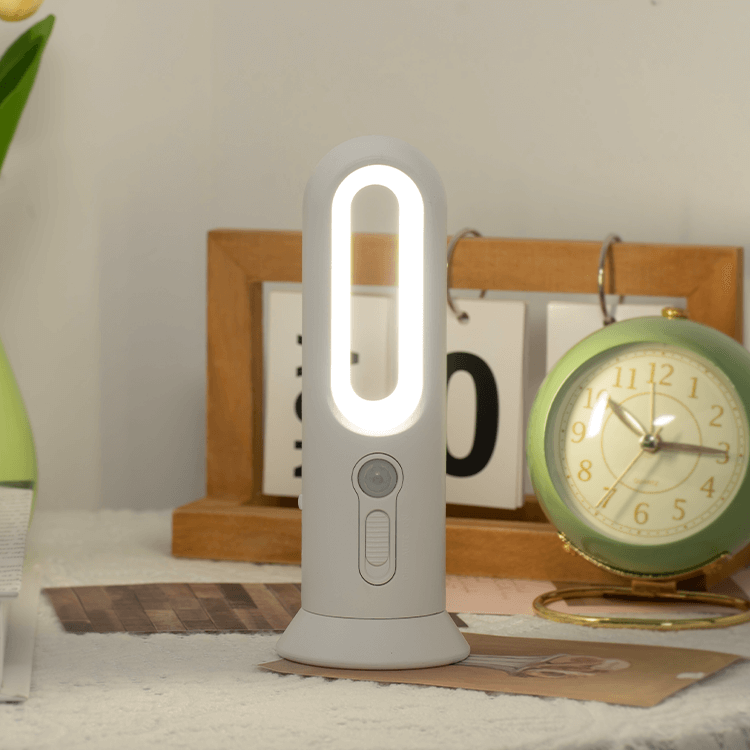 Lámpara LED recargable multimodo JackonLux: lámpara nocturna con sensor de movimiento, apagado automático a los 30 segundos, linterna con botón lateral, compacta y portátil.
